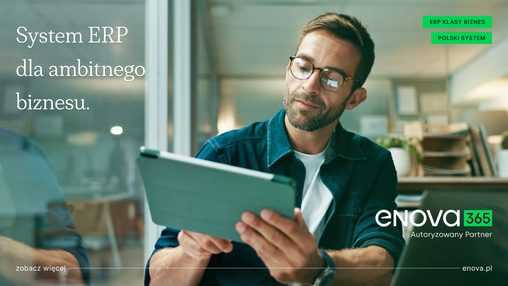 Grafika: mężczyzna w okularach pracuje na tablecie w biurze, obok hasło „System ERP dla ambitnego biznesu” i znak „enova365 Autoryzowany Partner”