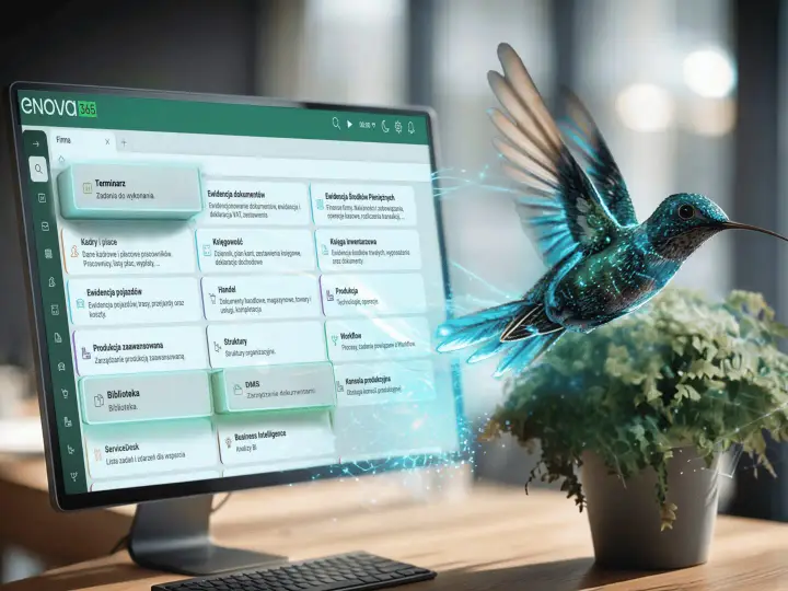 Pulpit enova365 na monitorze, z kaflami modułów: kadry i płace, księgowość, handel, produkcja, workflow. Z ekranu wylatuje koliber, znak rozpoznawczy systemu.